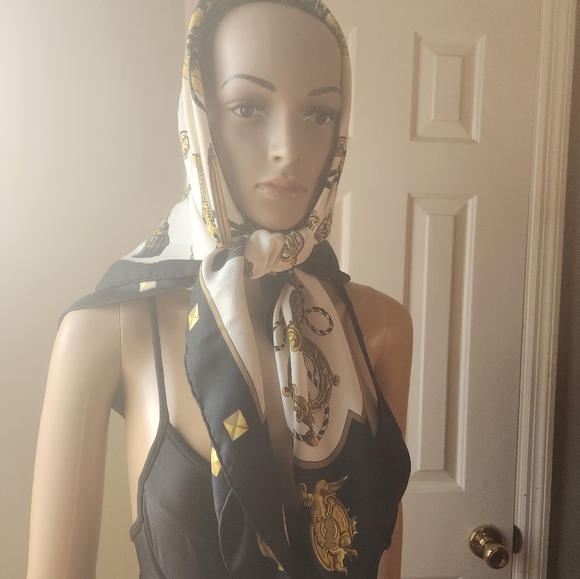 Vintage Hermes 34" rolled edge silk scarf 1991 - Picture 5 of 10